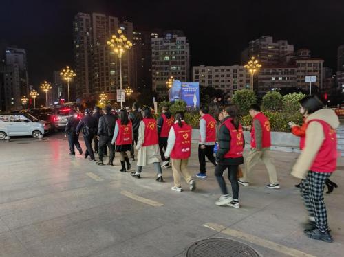 圖1 都勻市公安局文峰派出所帶領(lǐng)的“風(fēng)信子”志愿服務(wù)隊(duì).jpg