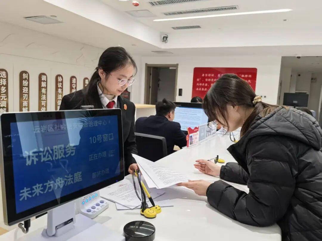 圖2 工作人員引導(dǎo)群眾辦理各類事項.jpg 圖2 工作人員引導(dǎo)群眾辦理各類事項.jpg