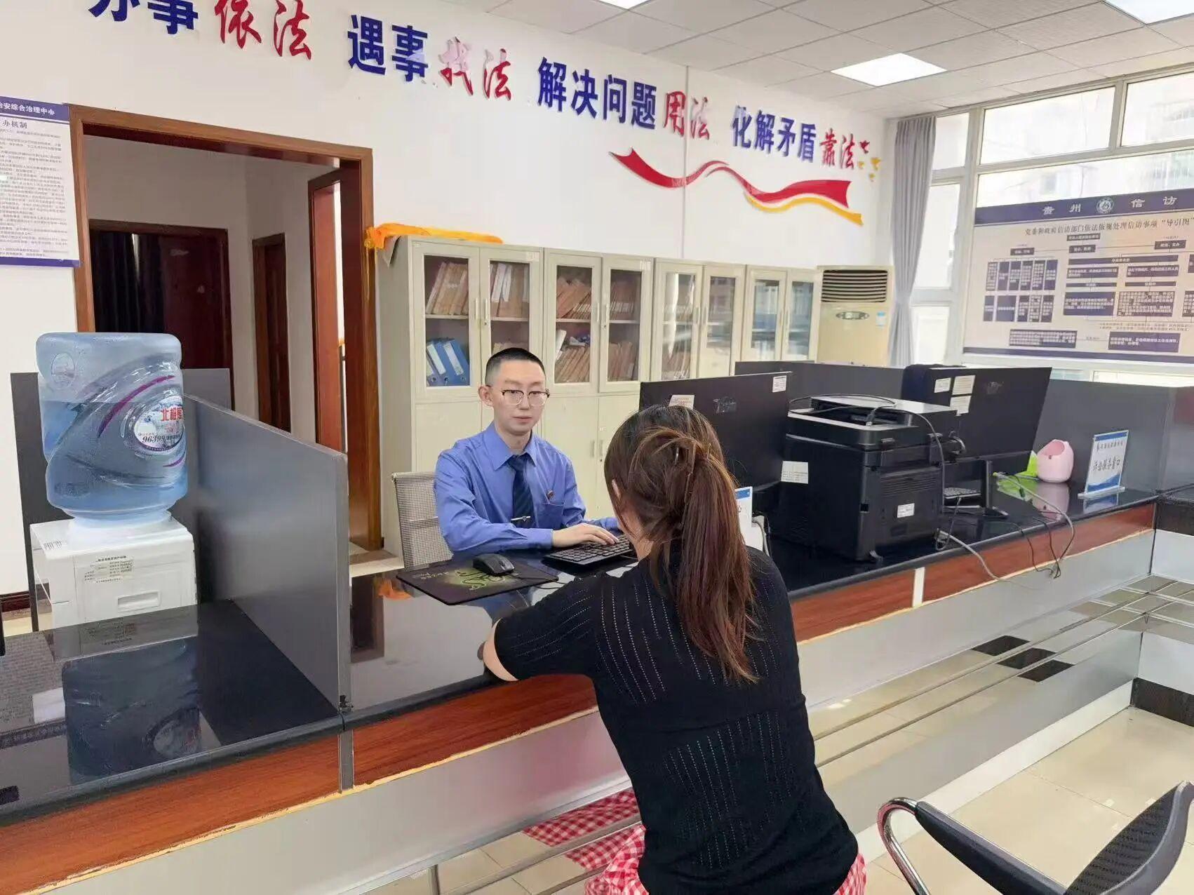 圖1群眾咨詢法律問題.jpg 圖1群眾咨詢法律問題.jpg