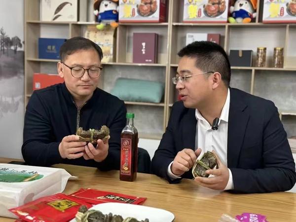 馬恒宏正在進行電商直播。雙游村供圖