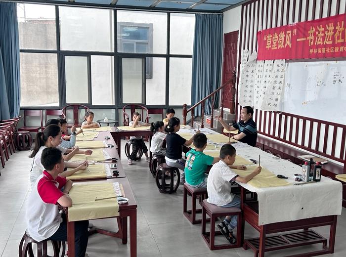 在草圣書(shū)鄉(xiāng)，本土?xí)ɡ蠋熣谥笇?dǎo)青少年學(xué)習(xí)書(shū)法。林瑛攝