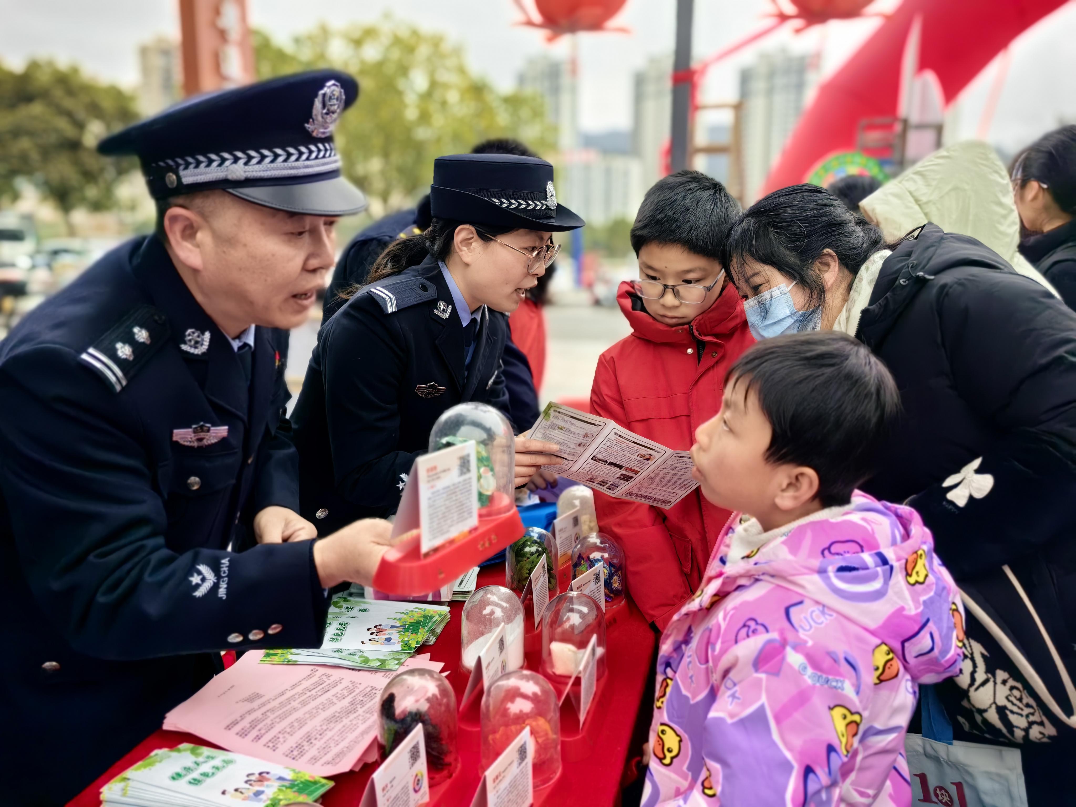 江西石城：新春送福話禁毒 墨香傳情筑防線