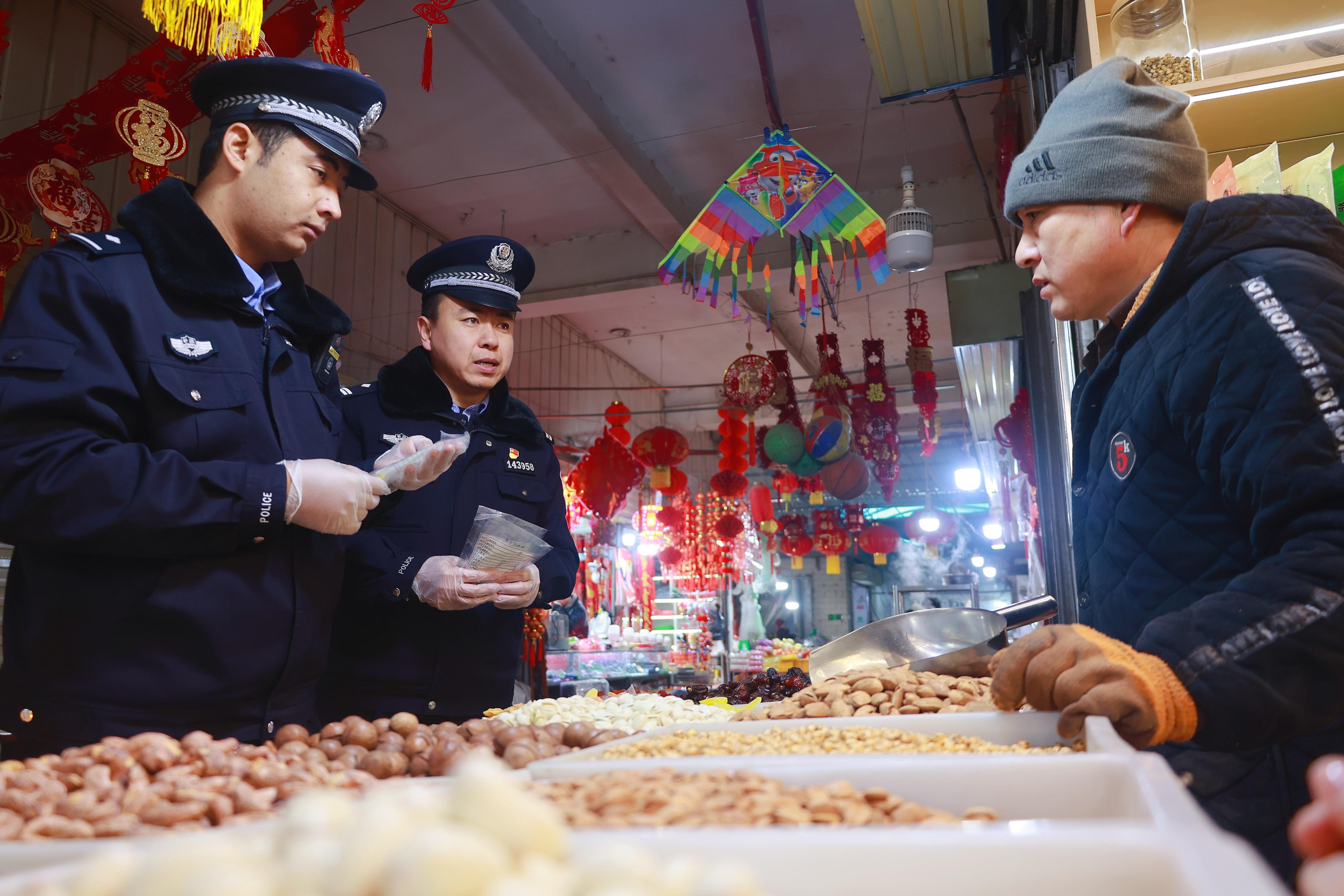 新疆阿瓦提：節(jié)前安全檢查維護消費者合法權益