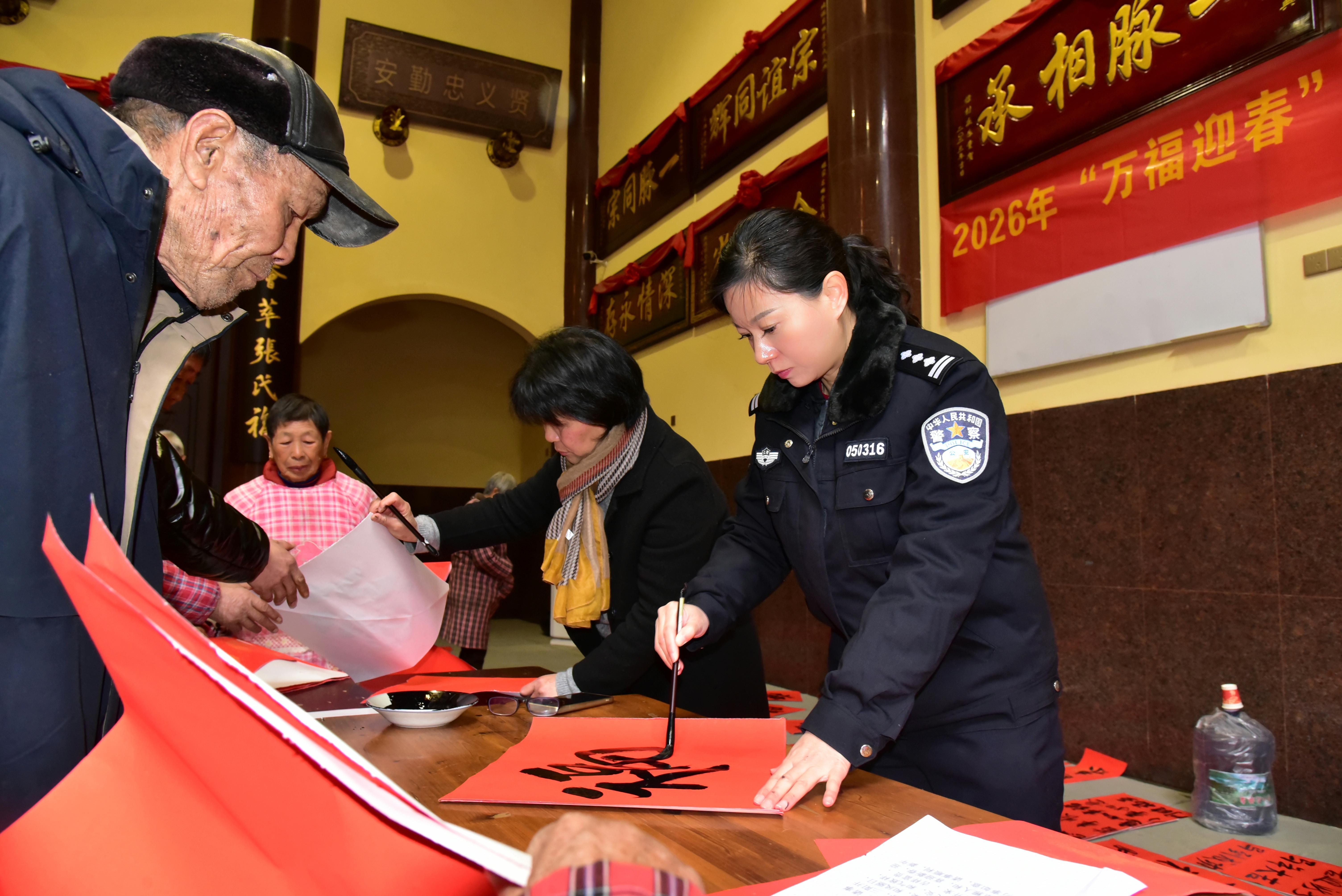 江西新余：筆墨傳福 安全同行