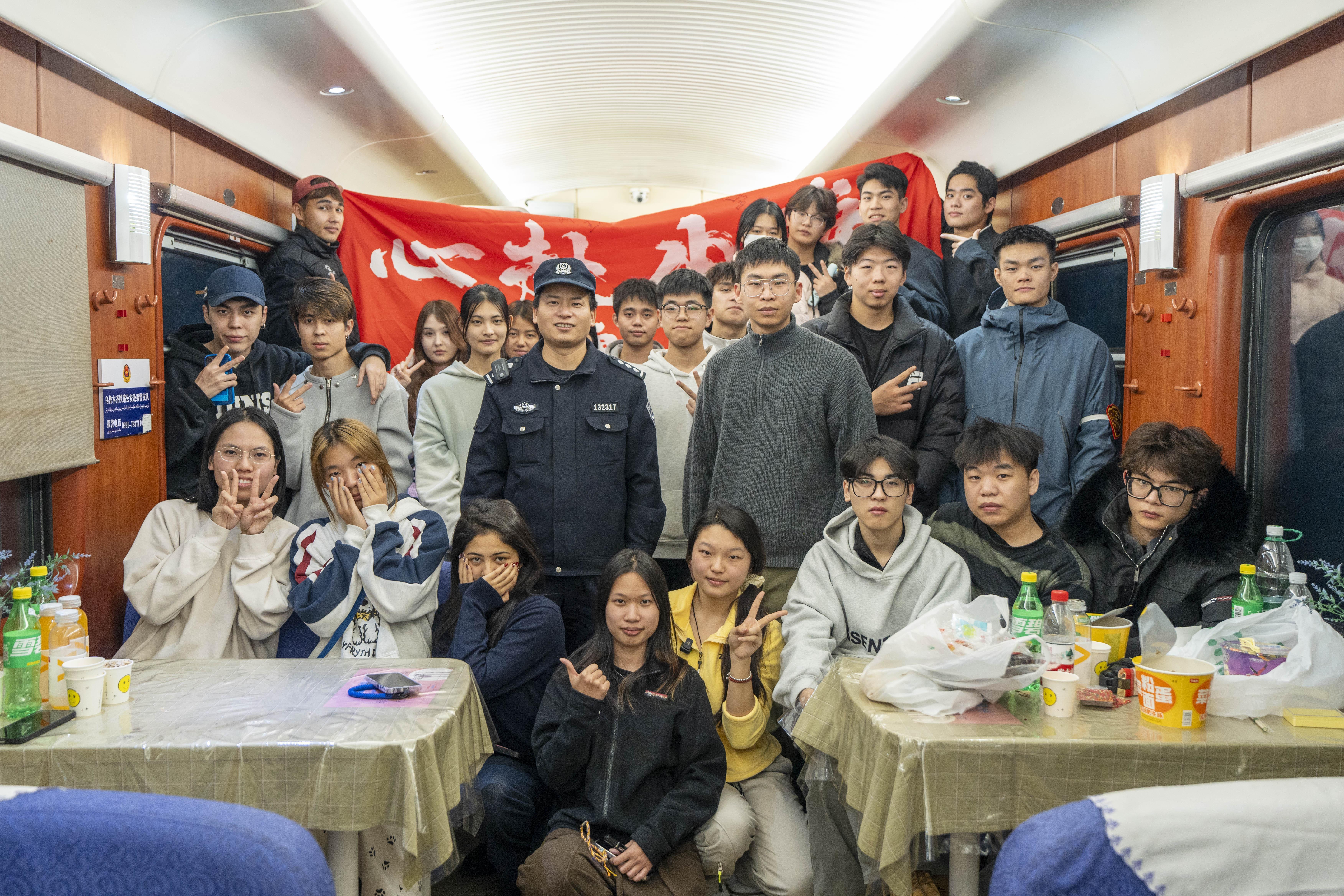 烏魯木齊鐵路公安溫暖守護“開往春天的列車”