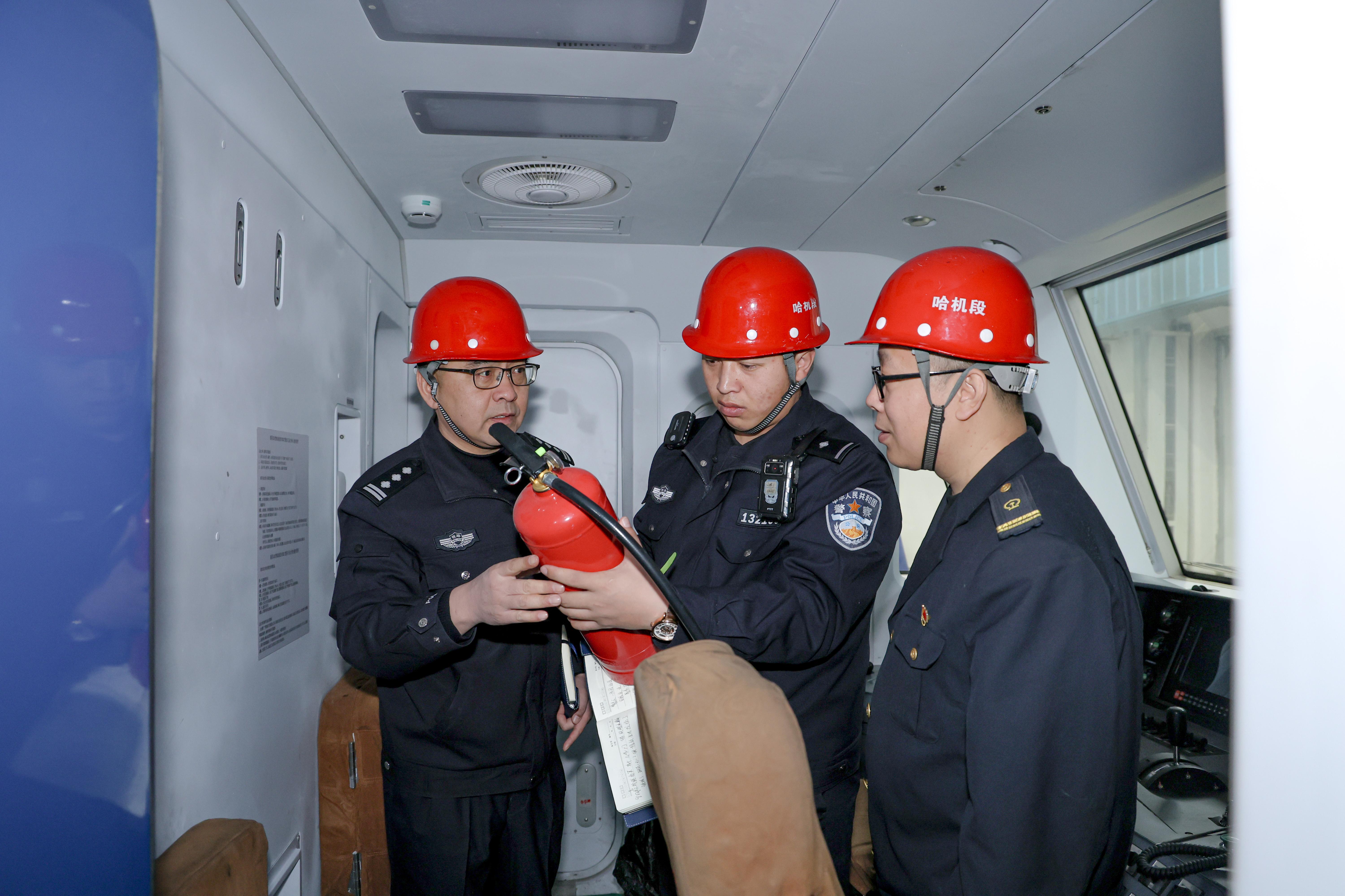 哈密鐵警走訪企業(yè)聽建議講安全