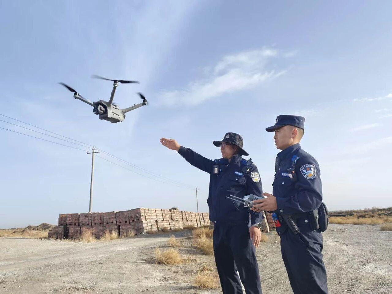 戈壁灘上連續(xù)搜尋12小時(shí) 兵地警方協(xié)作找回走失老人