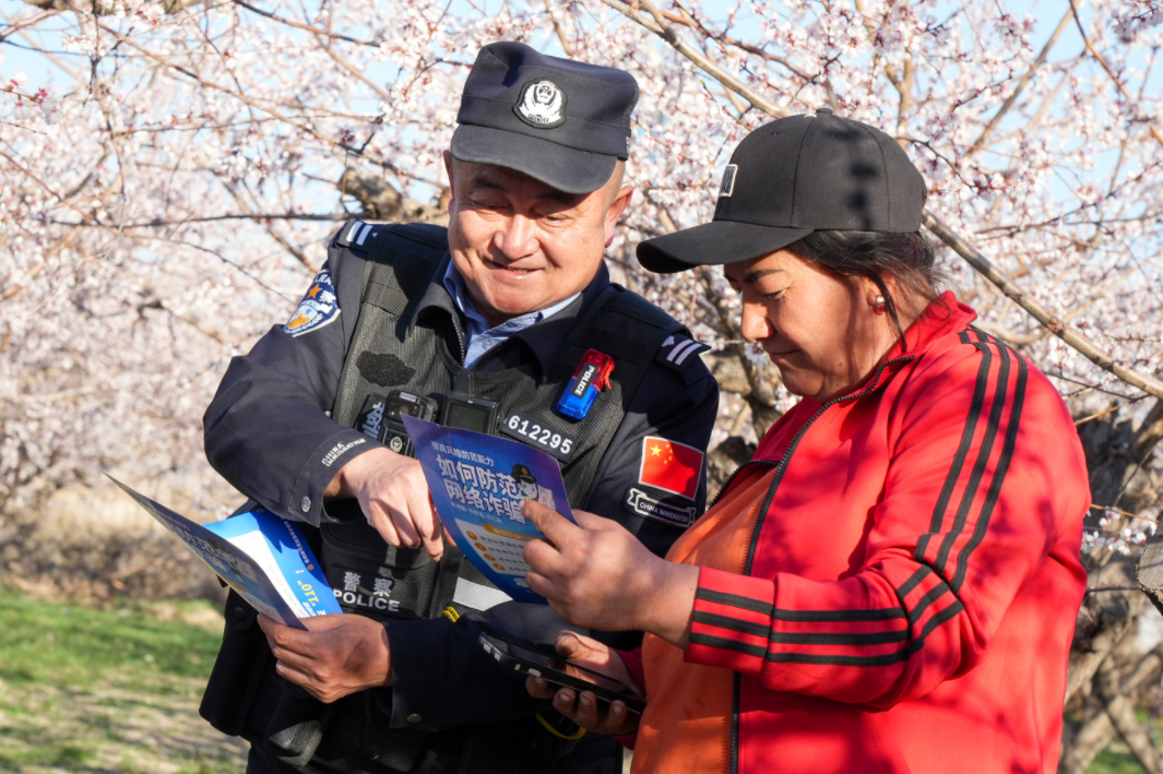 戍邊民警“網(wǎng)紅老謝” 用創(chuàng)意短視頻筑牢反詐防線
