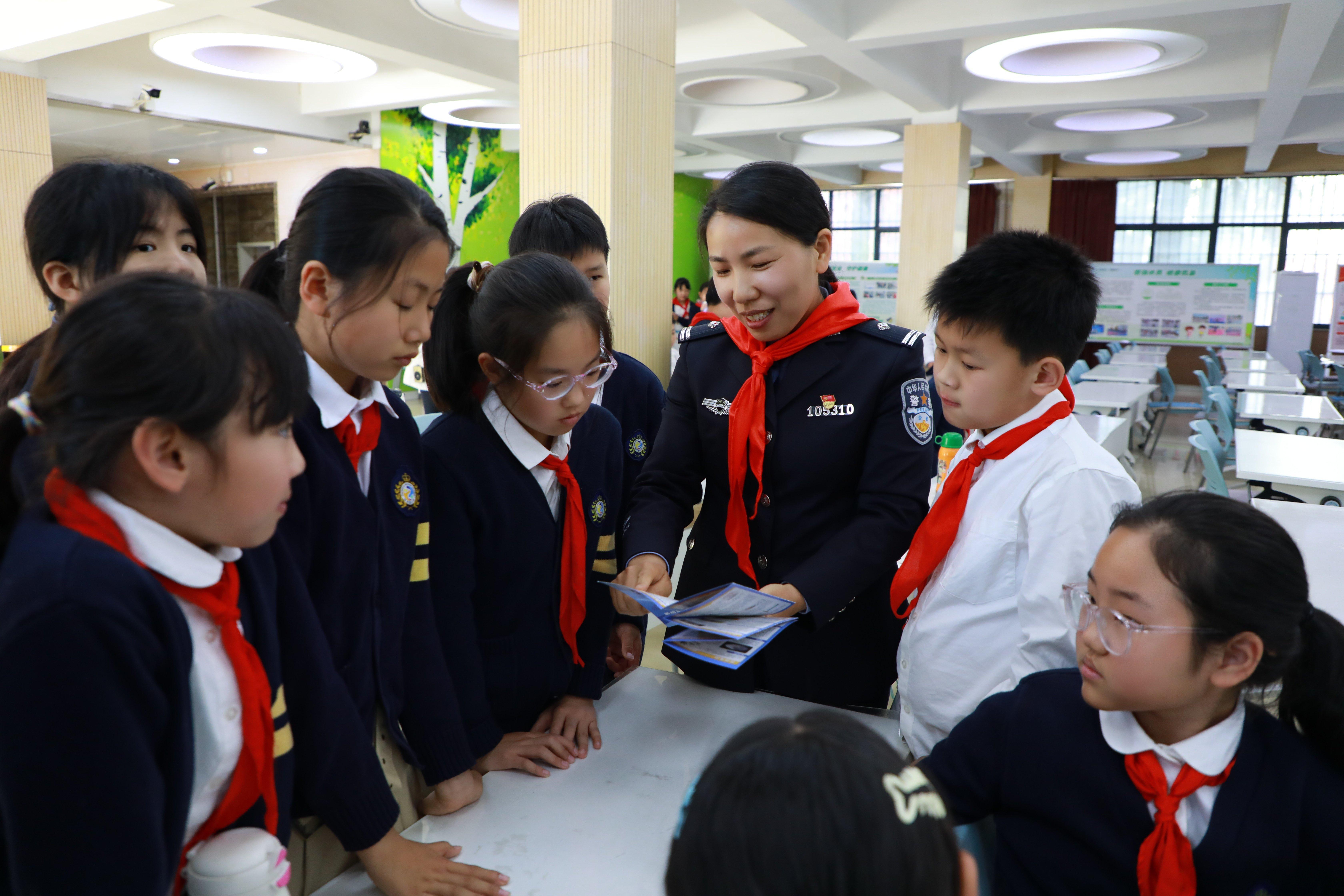 民警入校開(kāi)展國(guó)家安全教育活動(dòng)