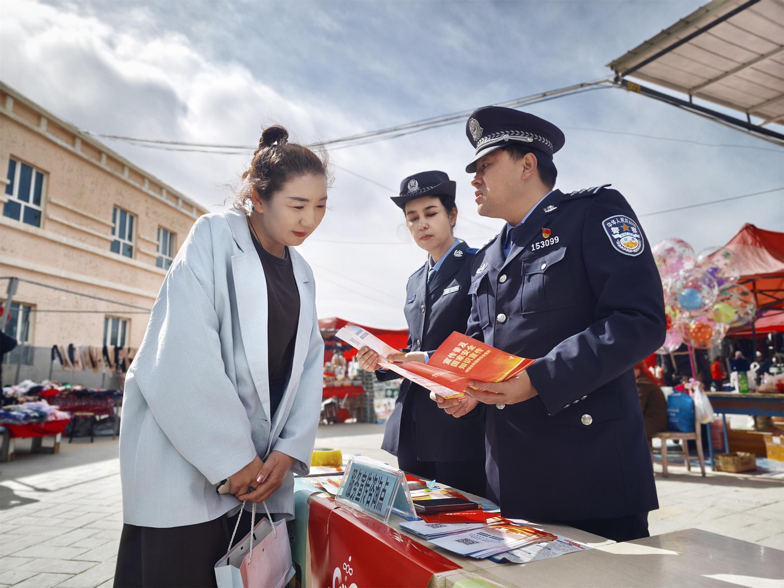 新疆烏?。骸拔鳂O楓警服務(wù)隊(duì)”走進(jìn)市場(chǎng)開(kāi)展國(guó)家安全知識(shí)宣傳活動(dòng)