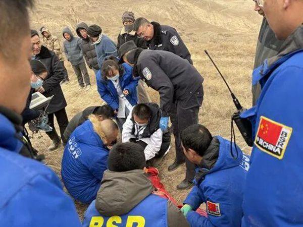 定西：百余名救援人員荒山搜尋一夜 成功救出受困老人