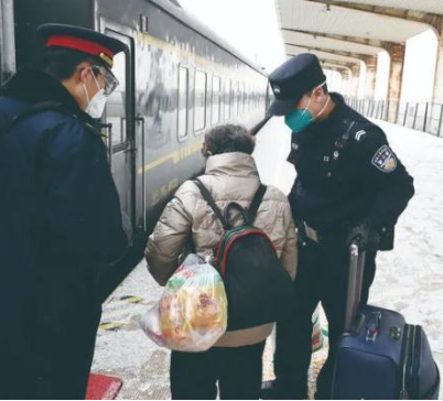 10年后，他戴上了父親的警號，開啟了第一次春運(yùn)執(zhí)勤