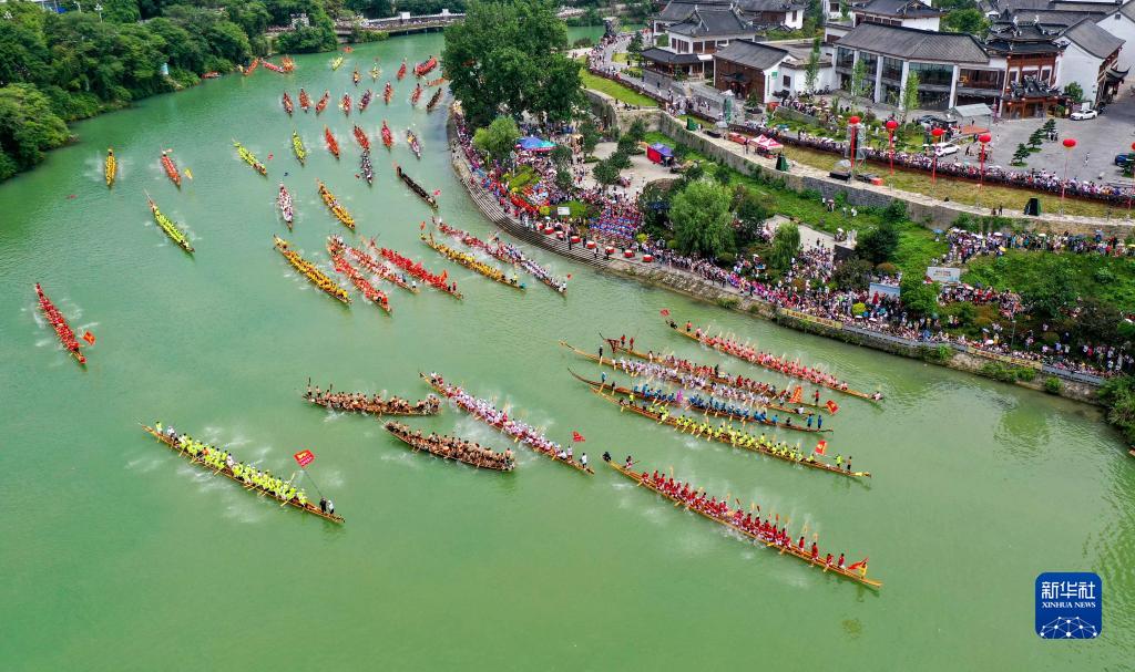 劃龍舟迎端午