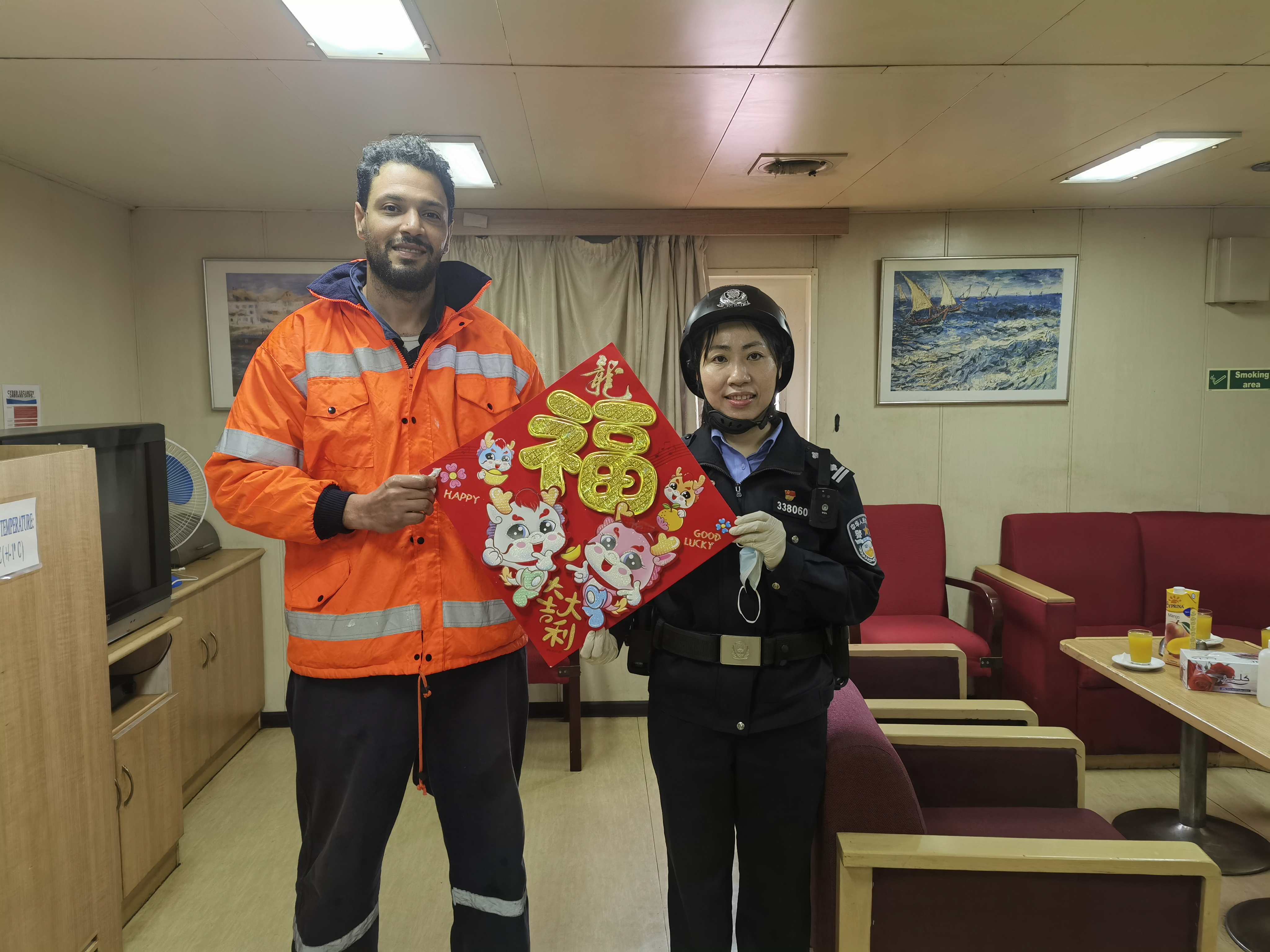 圖三為執(zhí)勤民警陳嬌外籍船舶為船員送祝福賀新春。.jpg