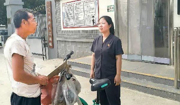 法庭門口來(lái)了位拾荒老人……