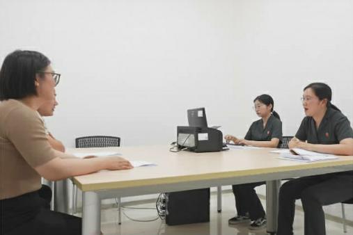 在企業(yè)困難和勞動(dòng)者不易之間找到平衡點(diǎn)