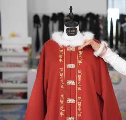 新春走基層 | 香味漢服、AI設(shè)計(jì)……漢服里的“黑科技”