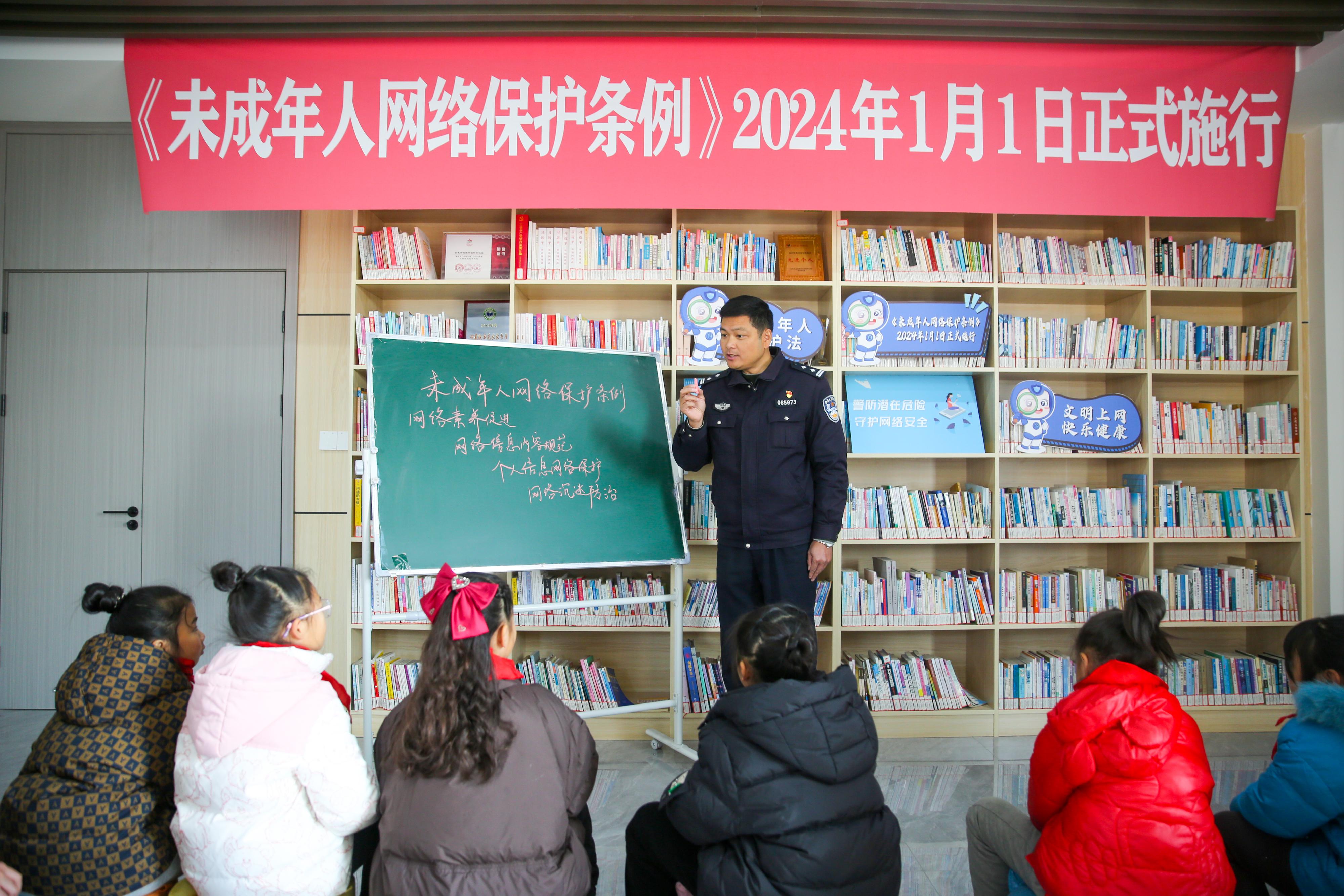 2024年1月1日，在江蘇南通如皋市城南街道新華社區(qū)農(nóng)家書(shū)屋內(nèi)，網(wǎng)絡(luò)普法志愿者向?qū)W生講解《未成年網(wǎng)絡(luò)安全保護(hù)條例》相關(guān)內(nèi)容。.jpg