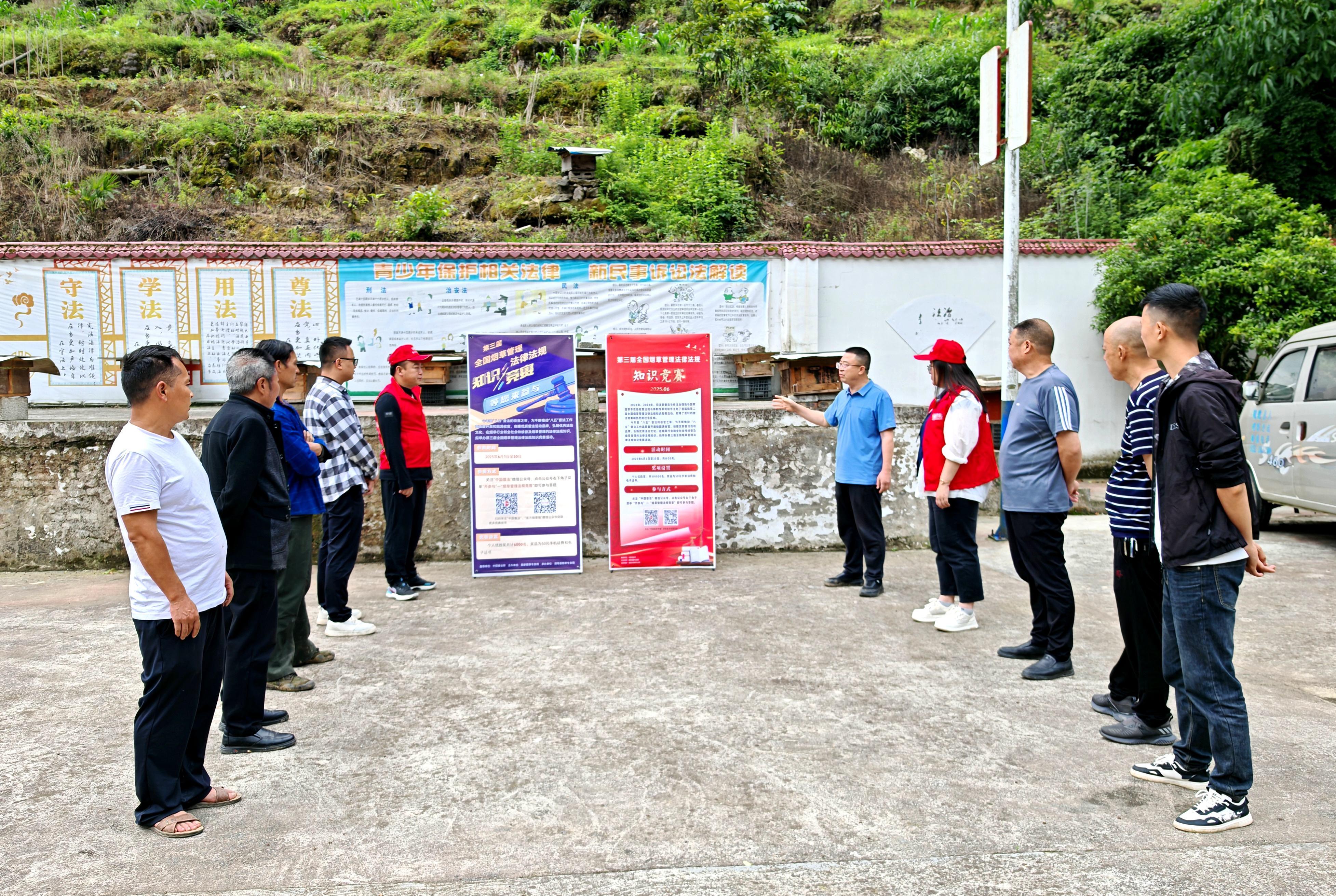 到鄉(xiāng)村開展普法宣講，發(fā)動社會公眾參與競賽答題.jpg