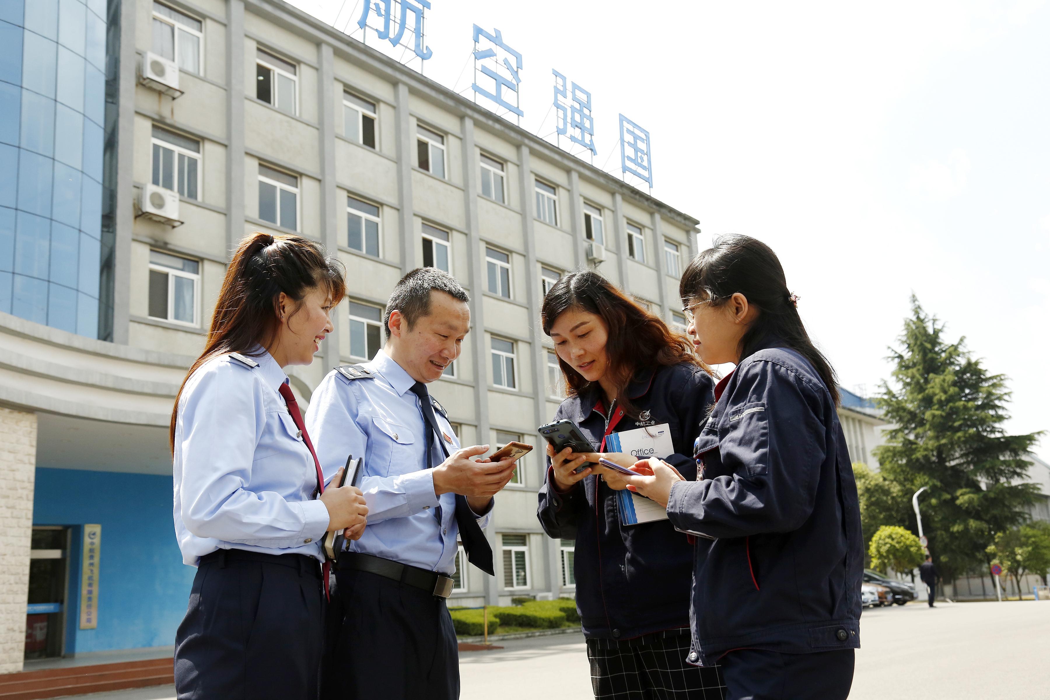 “金稅委員” 走進(jìn)企業(yè)，為企業(yè)詳細(xì)解說稅務(wù)部門在減稅降費(fèi)、納稅服務(wù)、助企紓困等方面的措施與成效，并專項(xiàng)輔導(dǎo)企業(yè)所需稅費(fèi)知識(shí)。.jpg