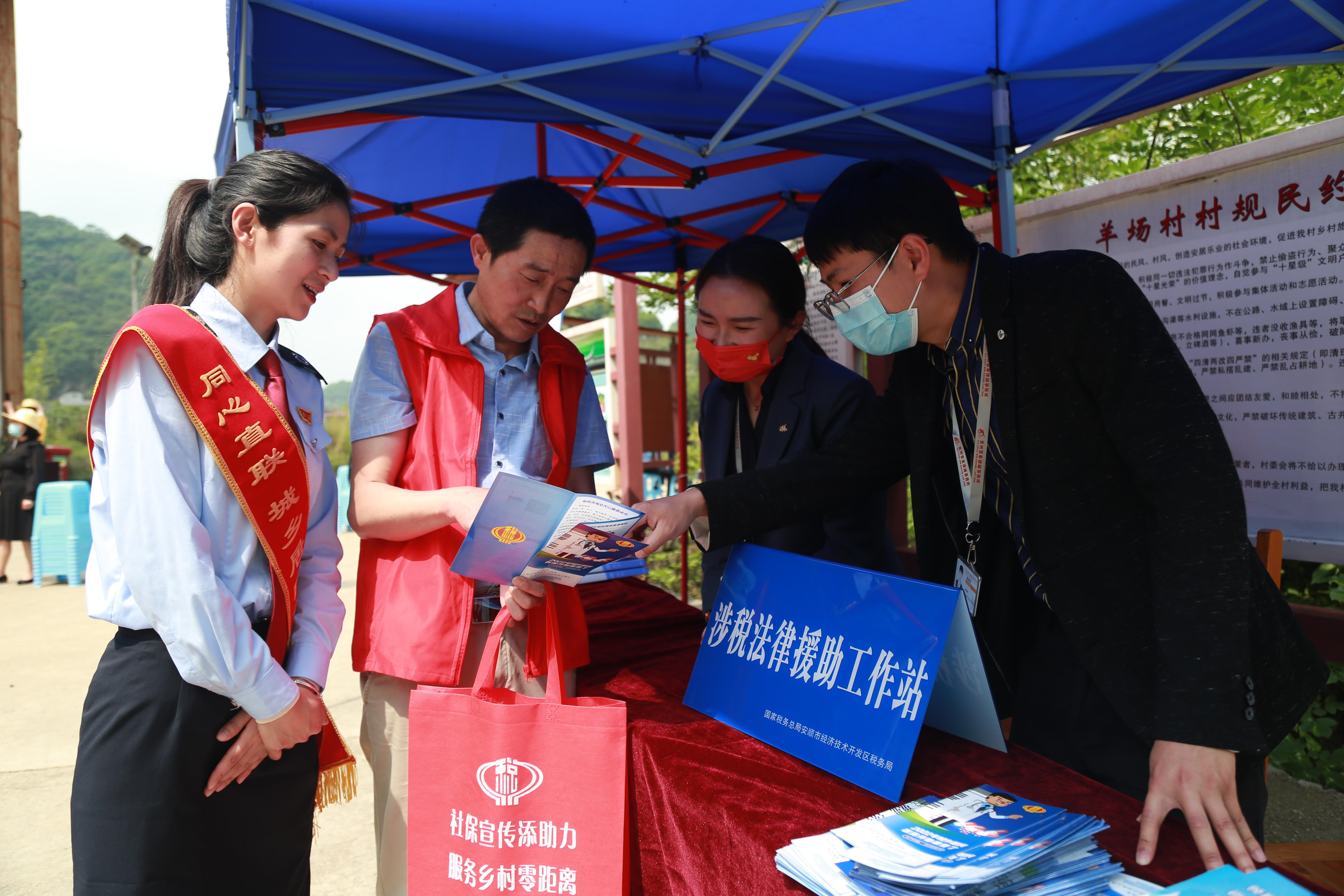 以青年稅務(wù)干部為主體，打造“鄉(xiāng)村振興助農(nóng)服務(wù)隊(duì)”，走進(jìn)鄉(xiāng)村、農(nóng)業(yè)合作社提供發(fā)票代開指導(dǎo)、社保繳費(fèi)宣傳、涉稅政策咨詢等稅費(fèi)服務(wù)。.jpg