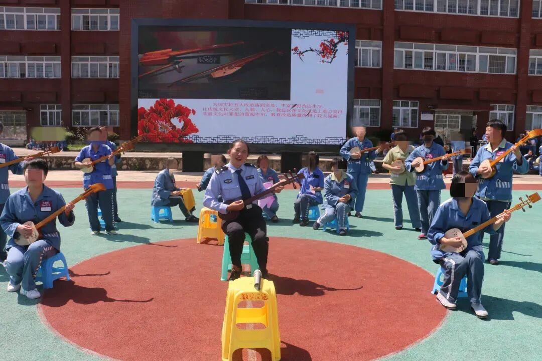 與監(jiān)區(qū)犯人一起表演.jpg 與監(jiān)區(qū)犯人一起表演.jpg