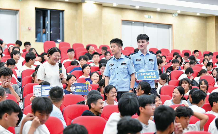 民警走進轄區(qū)校園開展網(wǎng)絡(luò)安全宣傳活動